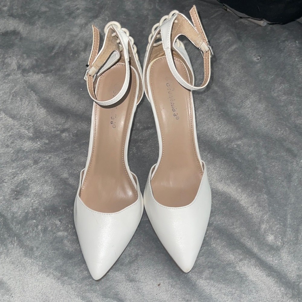 Fairly new condition. Worn for homecoming once. Very cute.